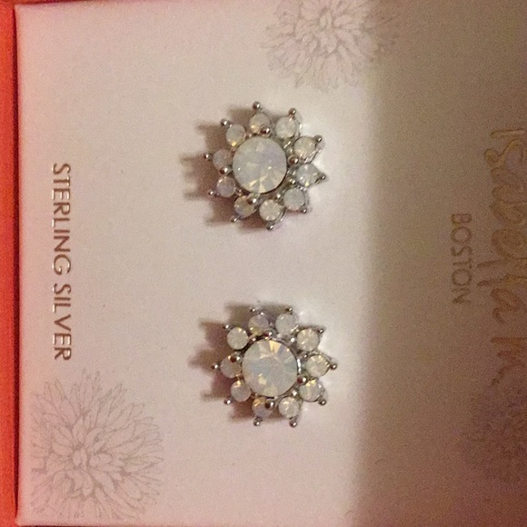 Sterling silver with milky white stone - Picture 2 of 2